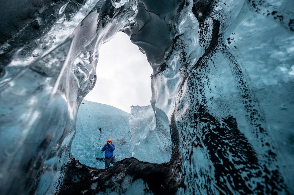 Binnenin een gletsjer grot in IJsland 