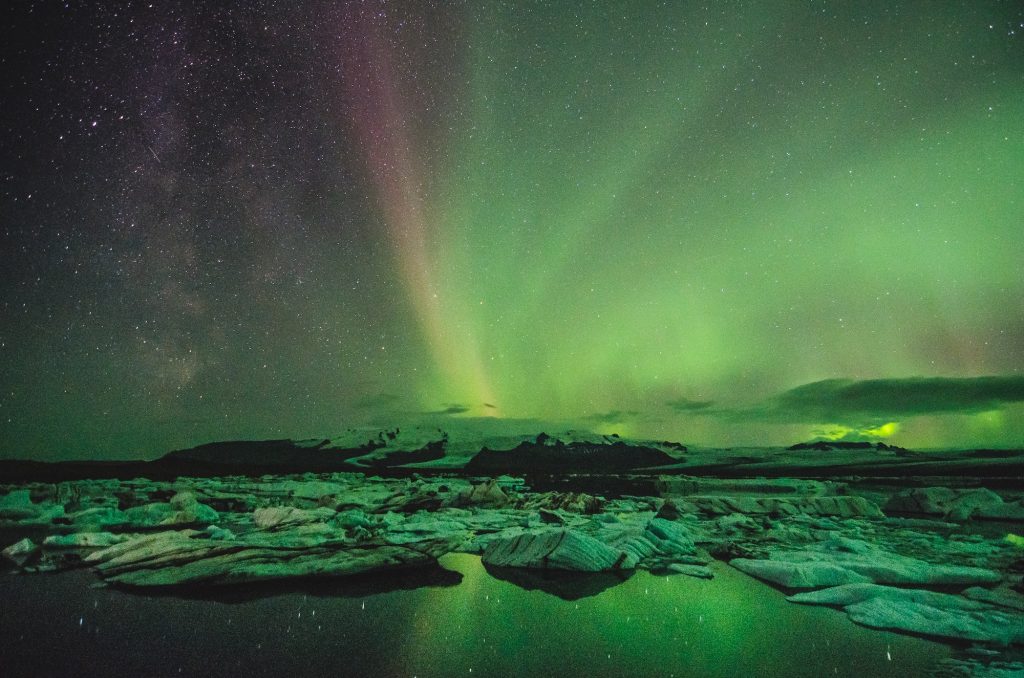 Noorder licht over de ijs lagoon van IJsland 