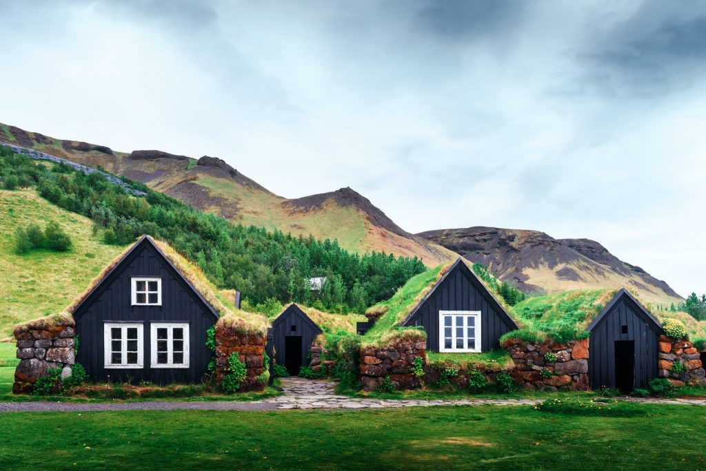 Traditioneel IJslands huis met gras op het dak 