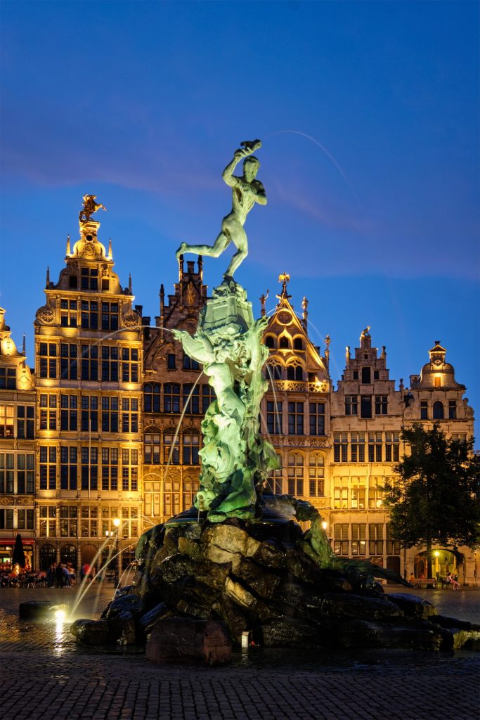 Antwerpen Grote Markt Brabo standbeeld fontein