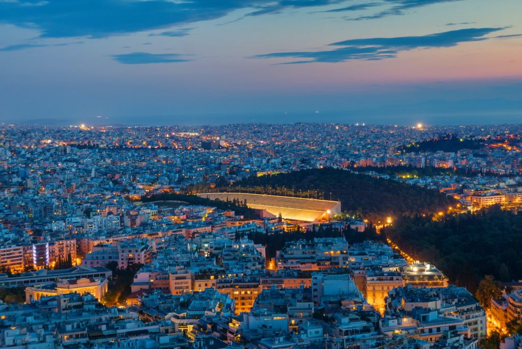 Athene bij nacht met het oude  olympische stadium