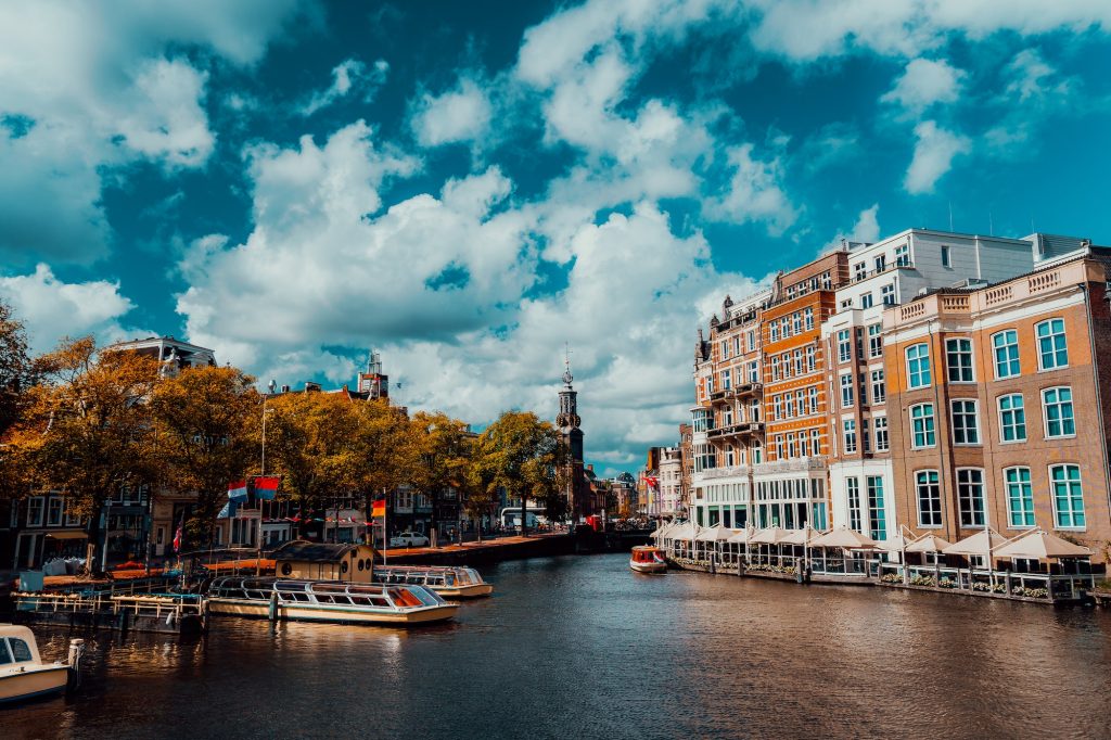  cruise boten op de grachten van Amsterdam 