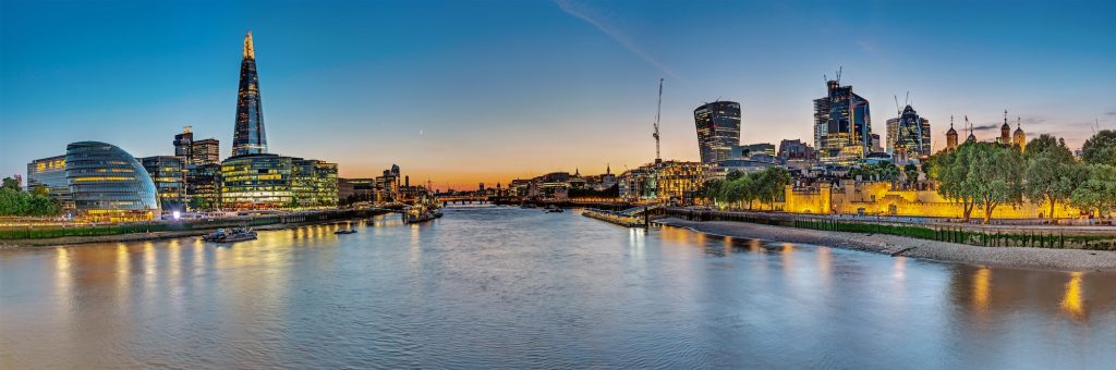 Panorama zicht over de rivier de Thames