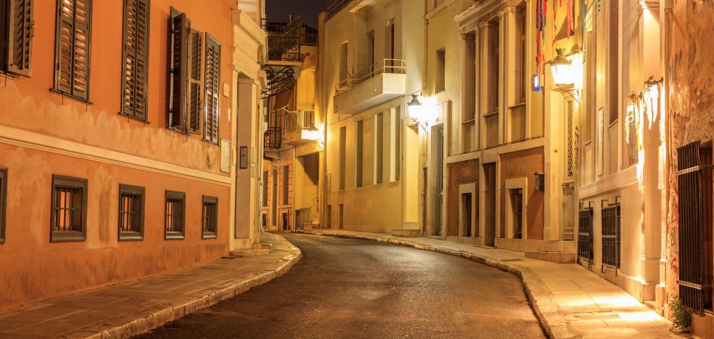 Plaka s'avonds  traditionele gebouwen in de straten van Athene