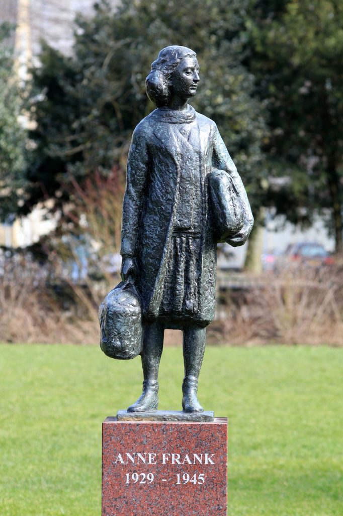 Standbeeld van Anne Frank op het Merwedeplein in Amsterdam