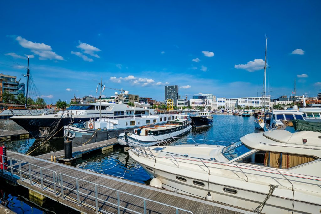 Yachten en boten in het Willemdock in Antwerpen 